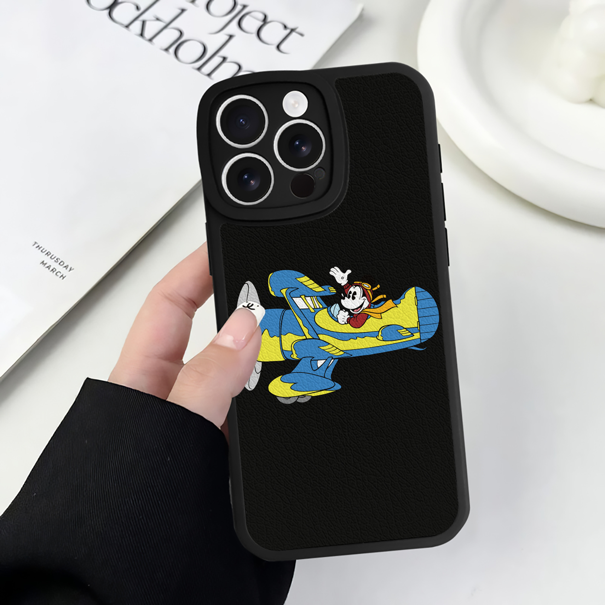 （画像用） ミッキーマウス Mickey Mouse 【iPhone 16シリーズ対応】シリコンスマホケース（レザー調） 材質：シリコン